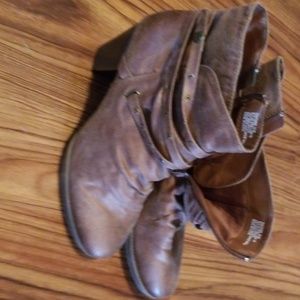 Baretrap ankle boots